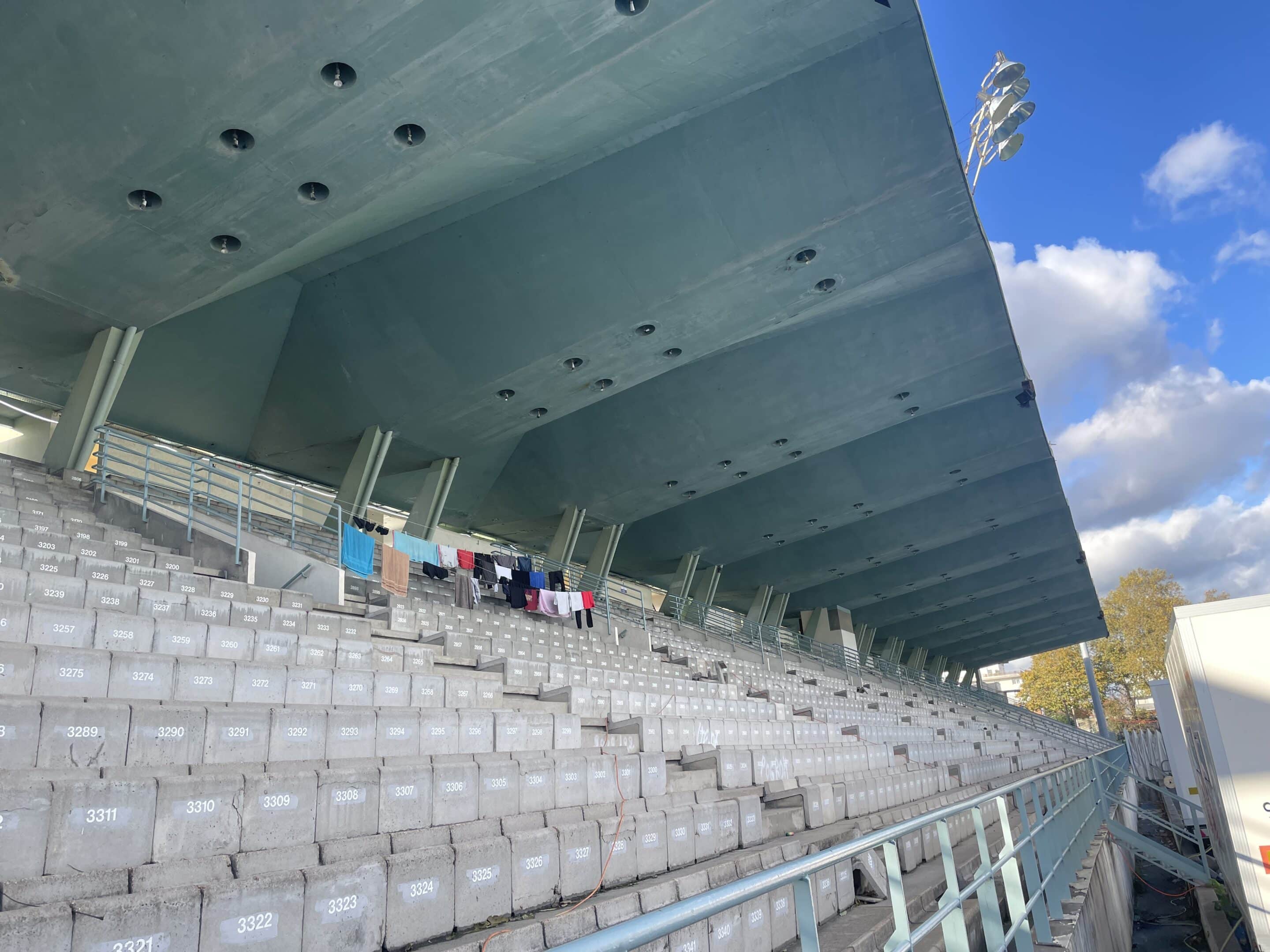Photographie de la tribune rénovée au Stade Auguste Delaune 